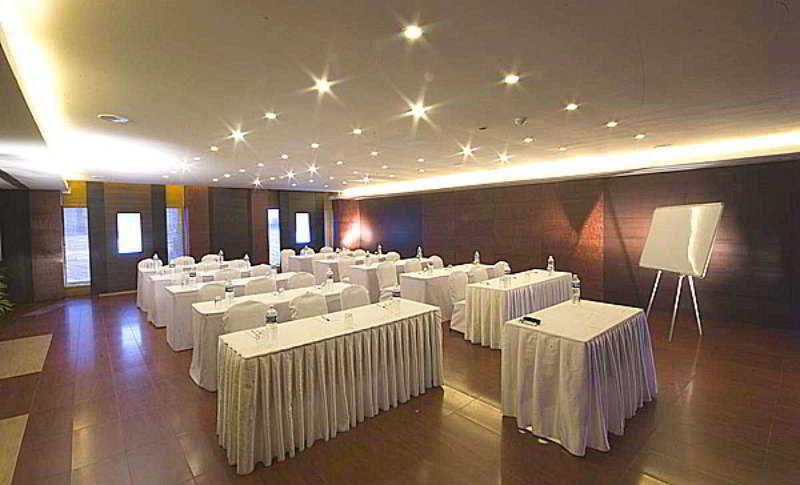 Super Townhouse Koyambedu Hotel Csennai Kültér fotó