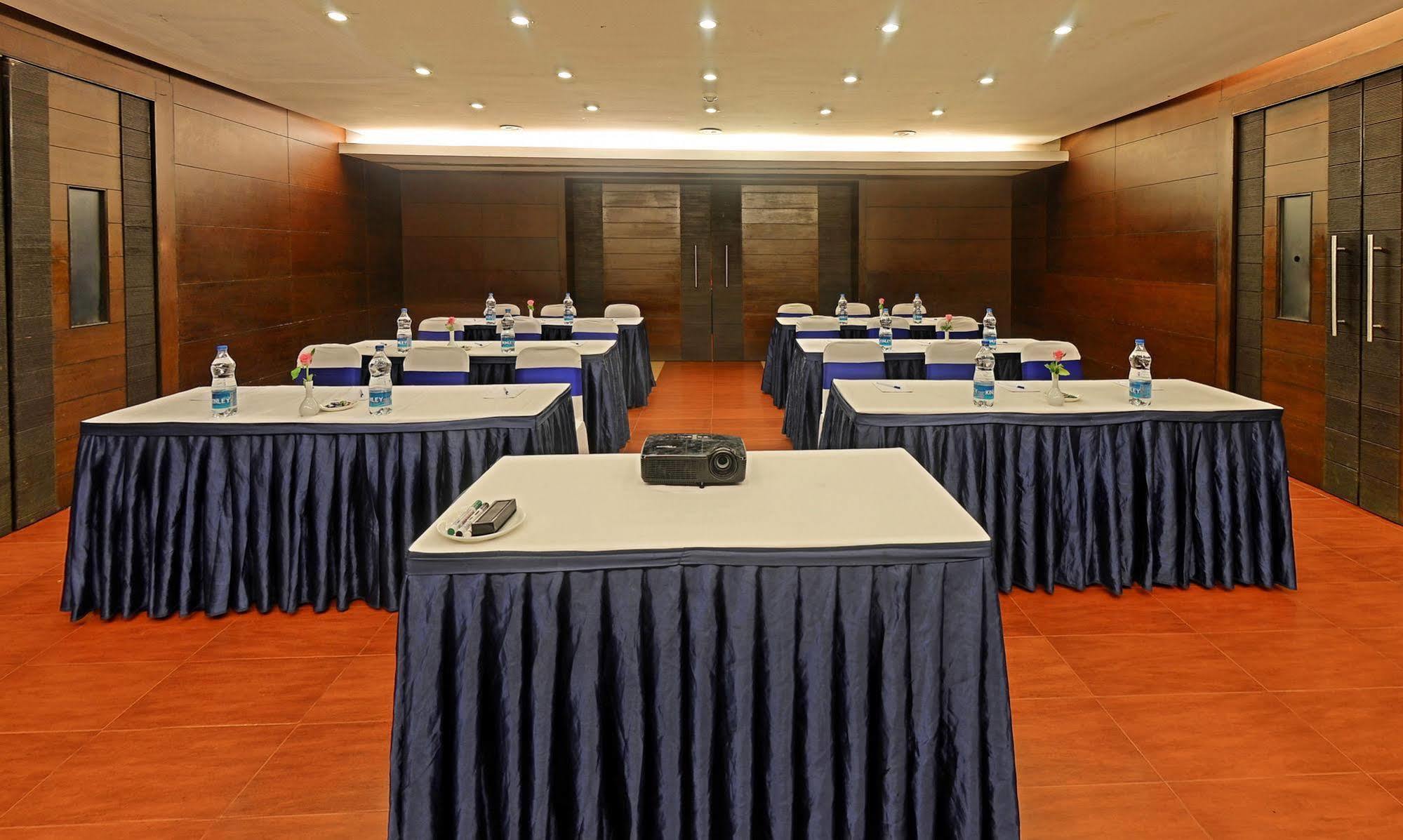 Super Townhouse Koyambedu Hotel Csennai Kültér fotó