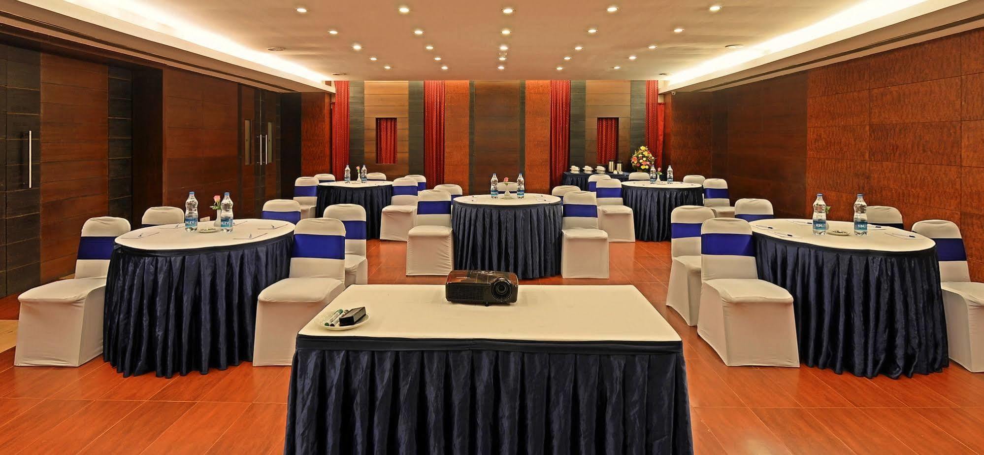 Super Townhouse Koyambedu Hotel Csennai Kültér fotó